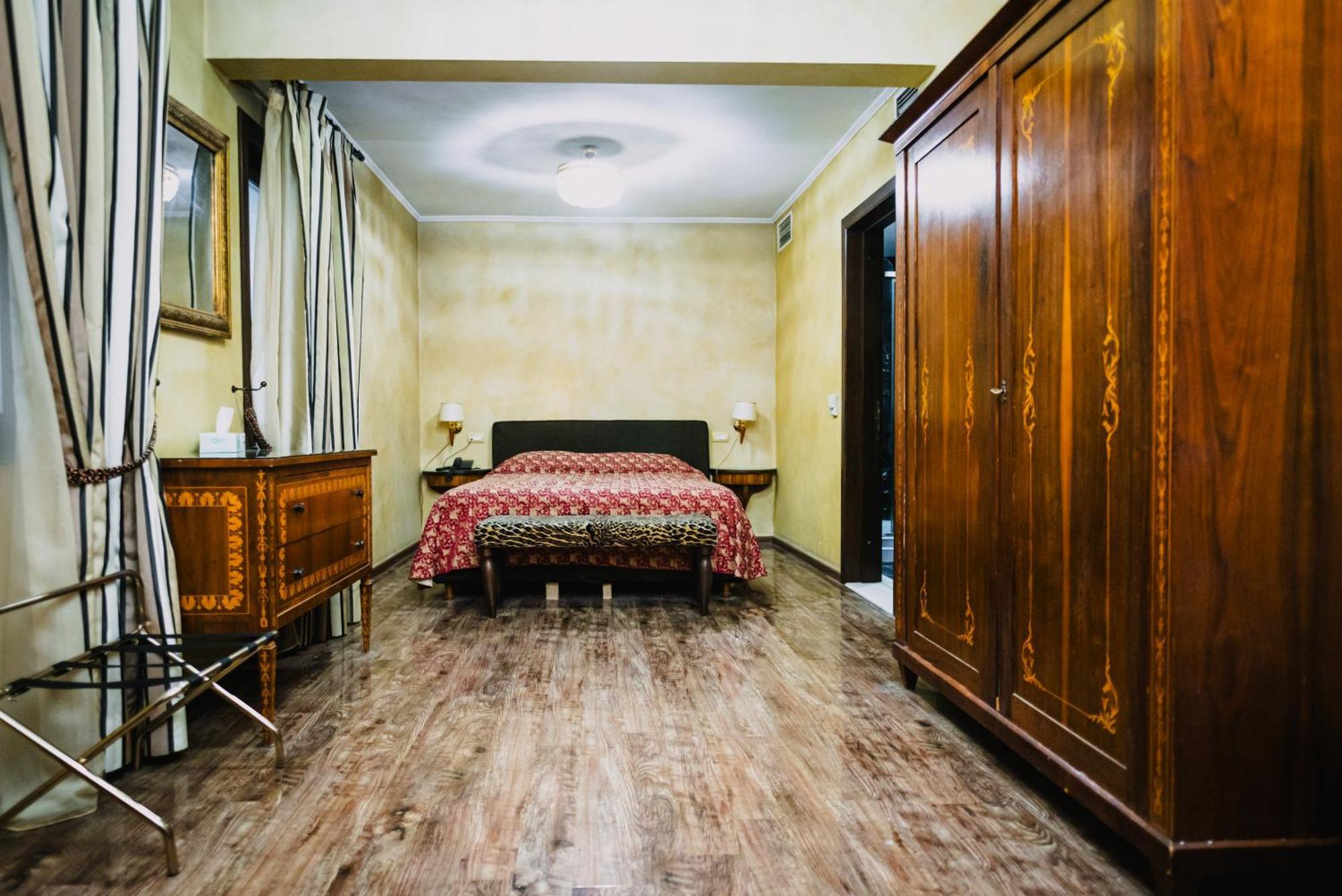 Vigo Hotel Ploiesti Ngoại thất bức ảnh