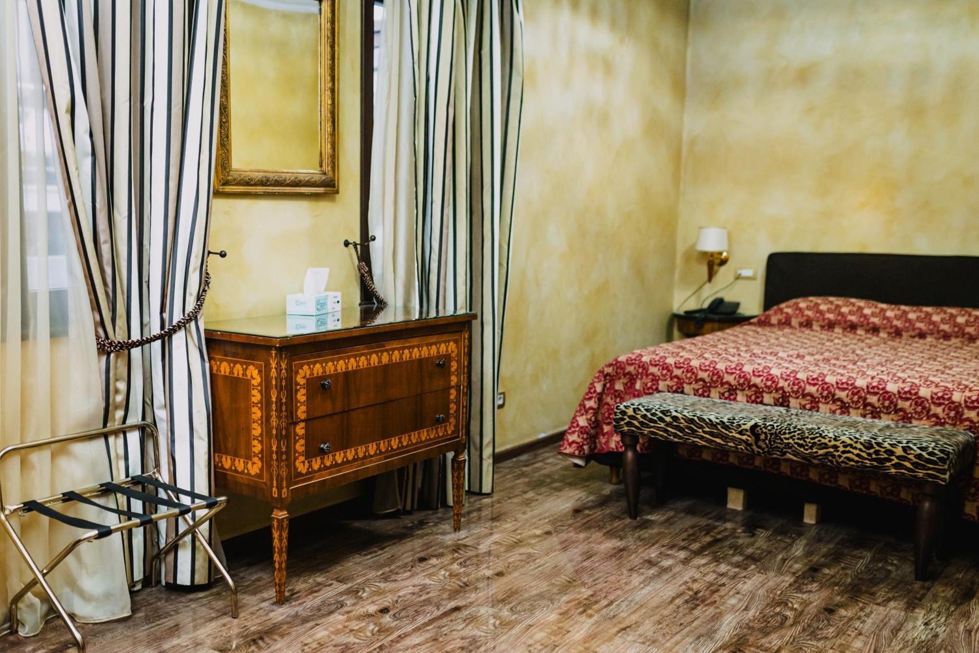 Vigo Hotel Ploiesti Ngoại thất bức ảnh