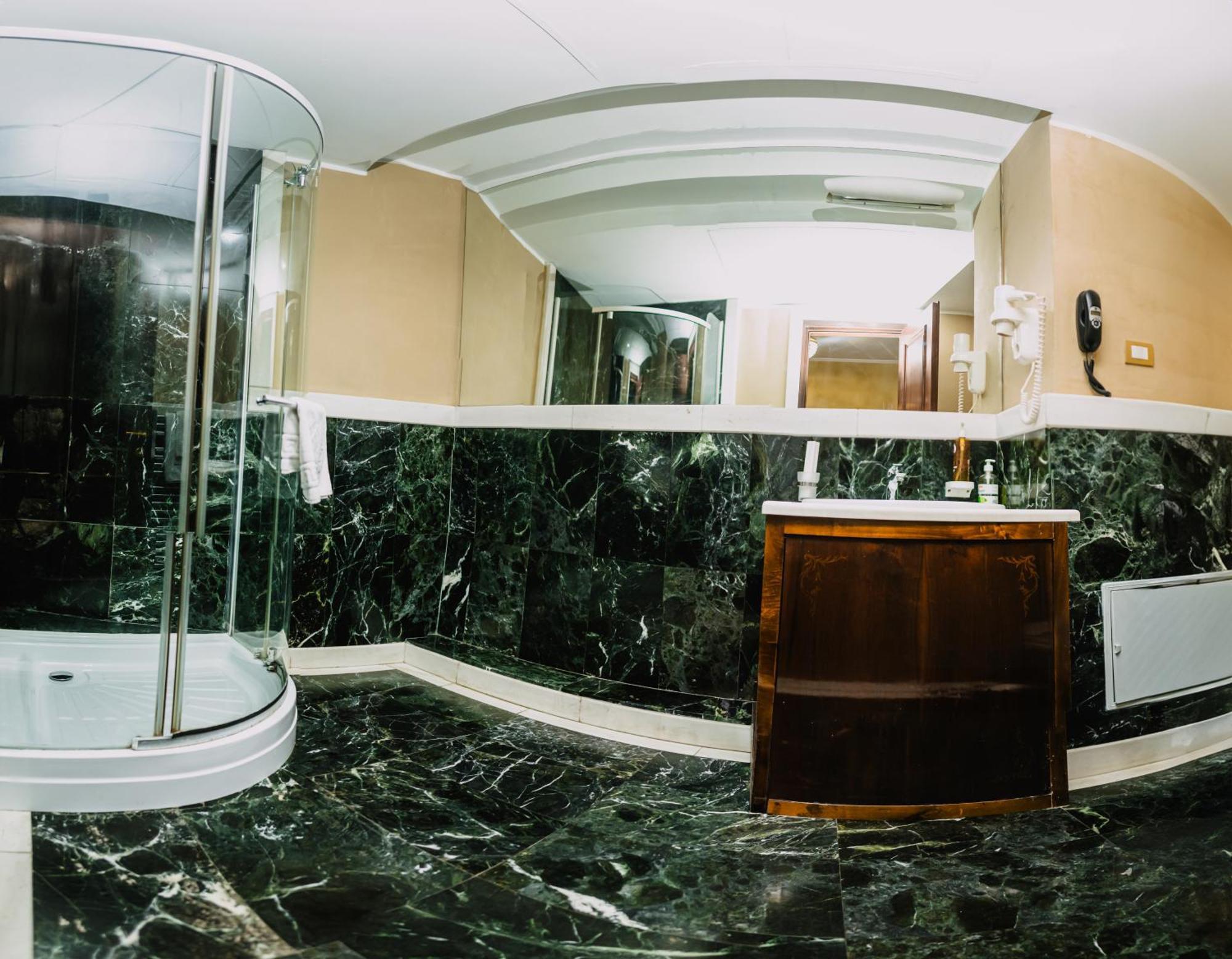 Vigo Hotel Ploiesti Ngoại thất bức ảnh