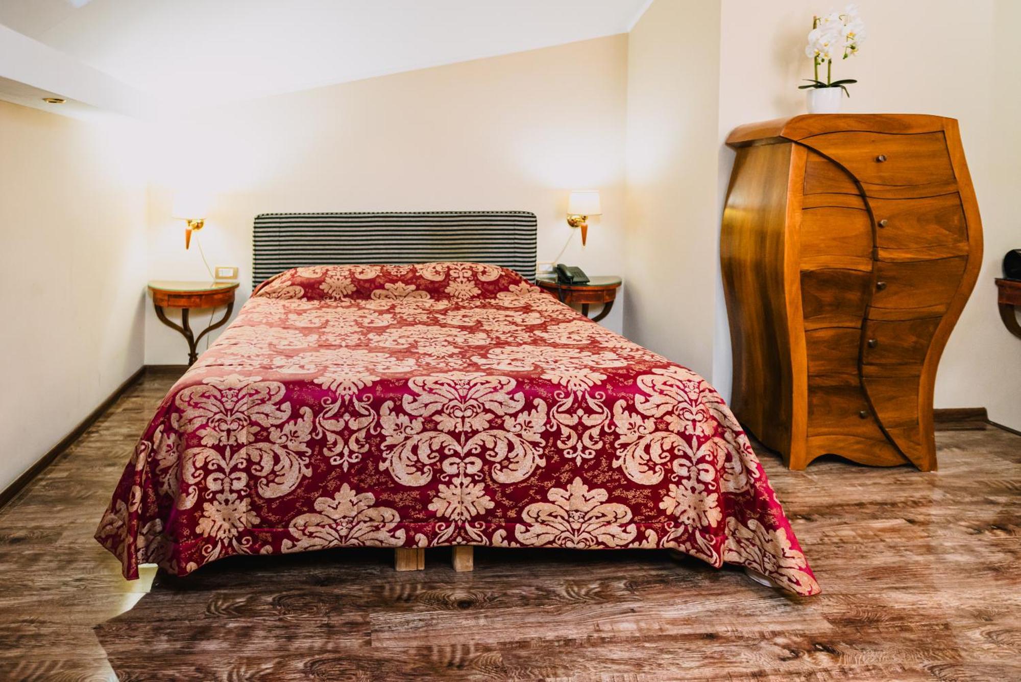 Vigo Hotel Ploiesti Ngoại thất bức ảnh