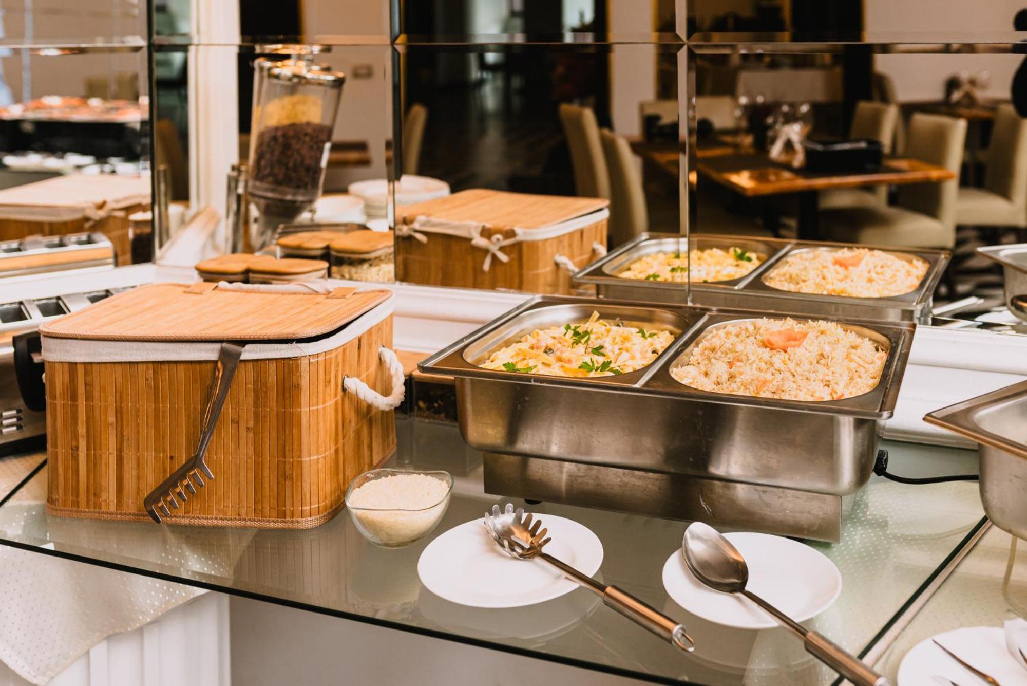 Vigo Hotel Ploiesti Ngoại thất bức ảnh